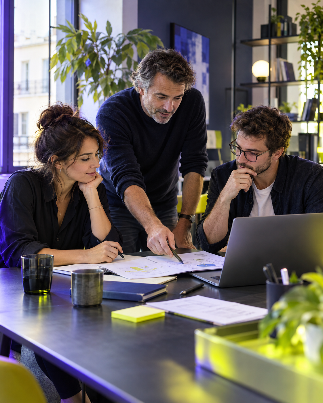 Une équipe échange autour d’un projet numérique et de ses méthodes de travail
